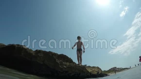 男孩从悬崖跳入大海视频的预览图