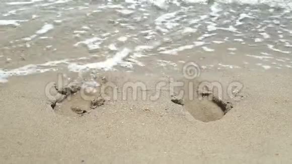 光脚在沙子上的痕迹视频的预览图