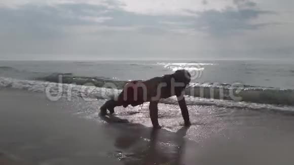 一个男人在海滩上参加运动视频的预览图