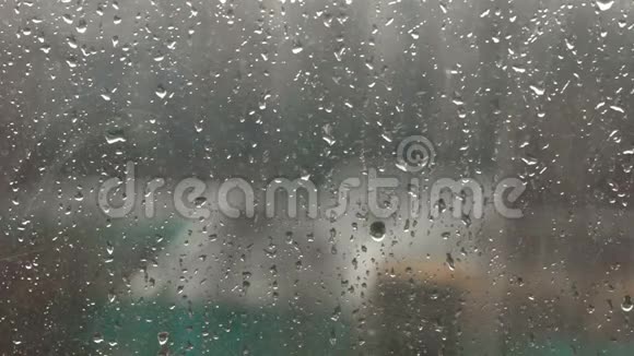透过窗户玻璃的雨视频的预览图