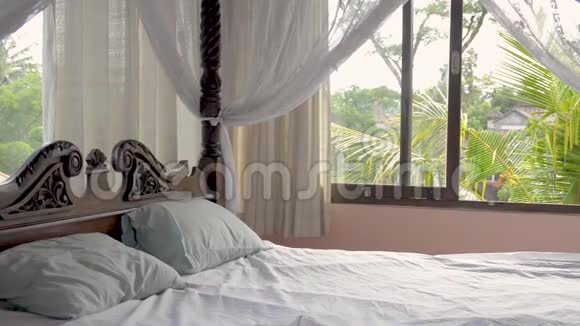 美丽的卧室在亚洲热带雨林的豪华私人度假别墅出租四张海报床斯里兰卡巴厘视频的预览图