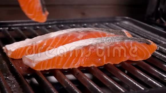 厨师把生鲑鱼片放在烤架上视频的预览图
