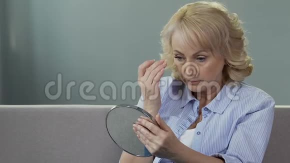 担心老年妇女照镜子整容衰老视频的预览图
