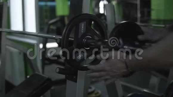 体操训练举重男子视频的预览图