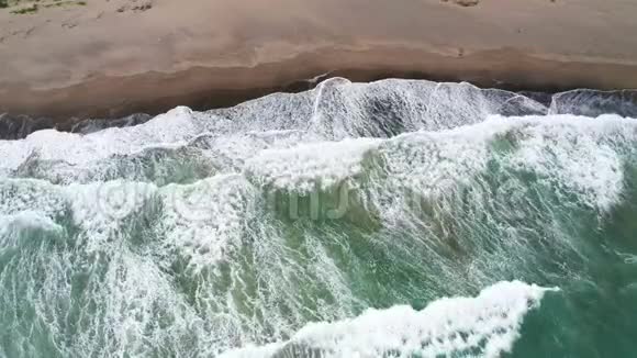 海滩和波浪的空中景观视频的预览图