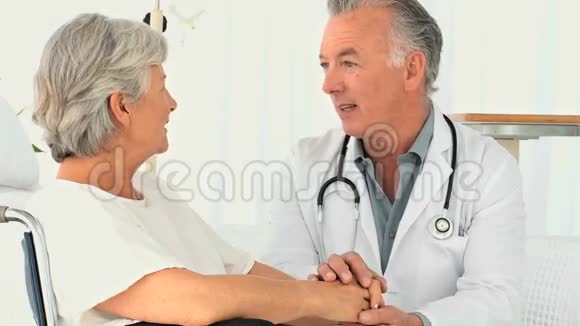 一个医生在折磨一个病人视频的预览图