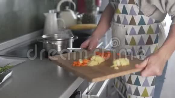在家煮纯素汤视频的预览图