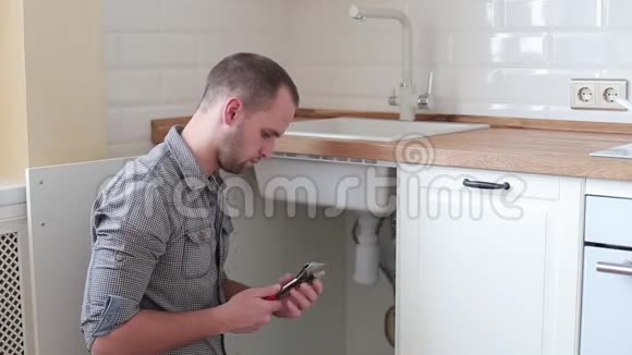 卫生工程补漏男人在厨房里修水龙头视频的预览图