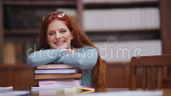 书上快乐的年轻女人视频的预览图