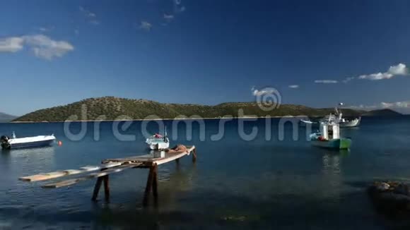 渔船停泊在卡拉莫斯岛视频的预览图