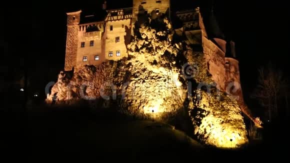 布兰城堡的夜晚视频的预览图