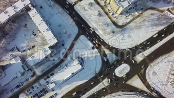冬季空中俯视交叉路口与交通和雪交圈交叉路口视频的预览图