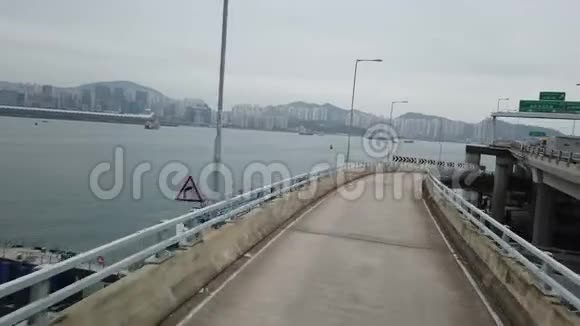 香港公路桥位于海港上方视频的预览图