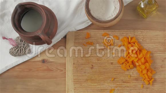 切胡萝卜烹饪视频的预览图