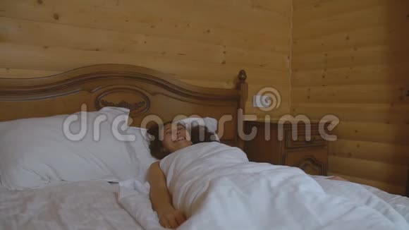 女人在床上醒来视频的预览图
