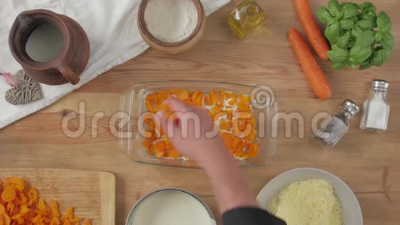 烹饪胡萝卜盘视频的预览图