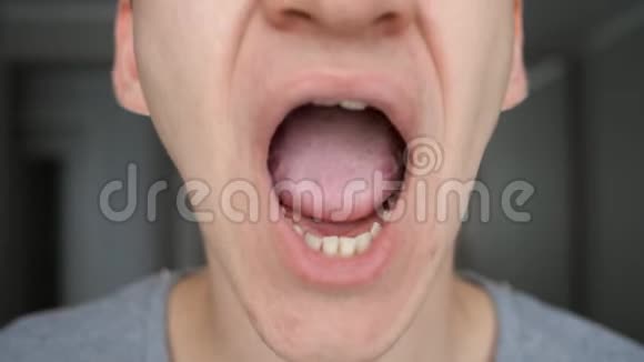 人露出嘴巴舌头和牙齿视频的预览图