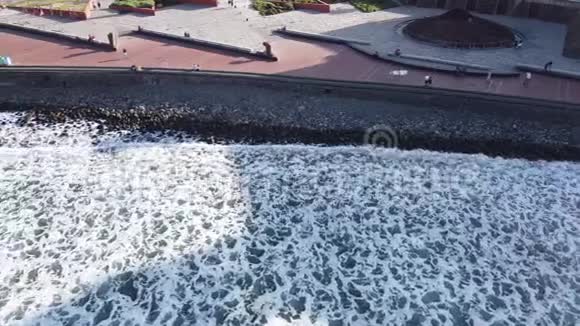 巨浪从海洋中看视频的预览图