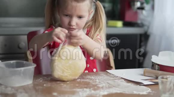 一个小女孩做蛋糕视频的预览图