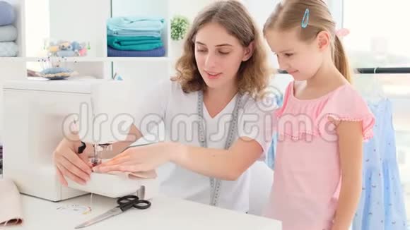 姐妹们在缝纫机上缝纫视频的预览图