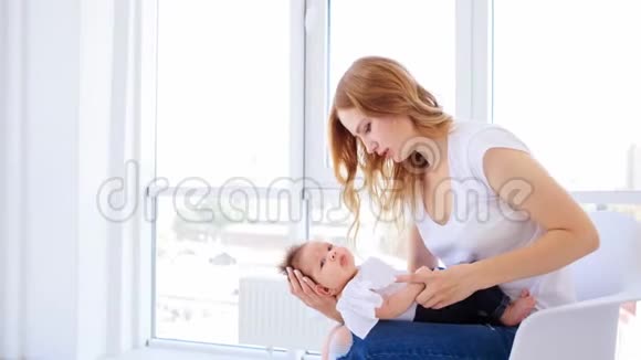 妈妈和她的小宝贝视频的预览图