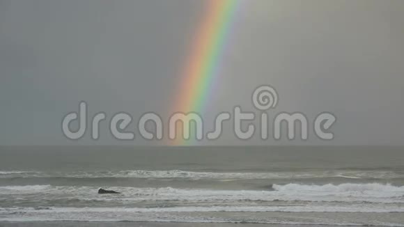 美国俄勒冈州太平洋上空一道非常宽的彩虹的静态照片视频的预览图