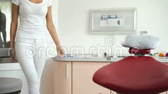 可爱的女孩坐在牙医椅上视频的预览图