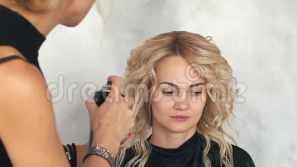 美容师在美容院修漆卷发视频的预览图