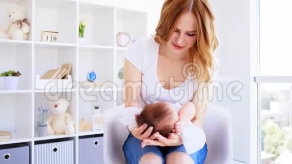 妈妈和她的小宝贝视频的预览图