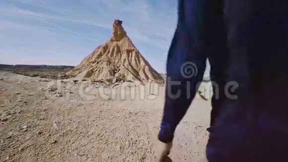 阳光明媚的天气高大的旅行者穿过沙漠视频的预览图