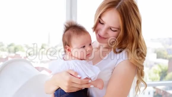 母亲和婴儿的力量视频的预览图