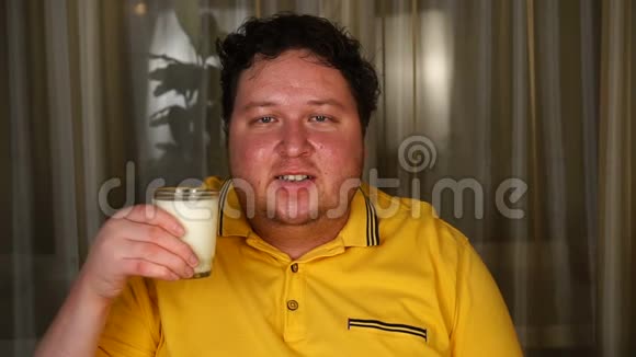 喝杯子里的牛奶的人视频的预览图