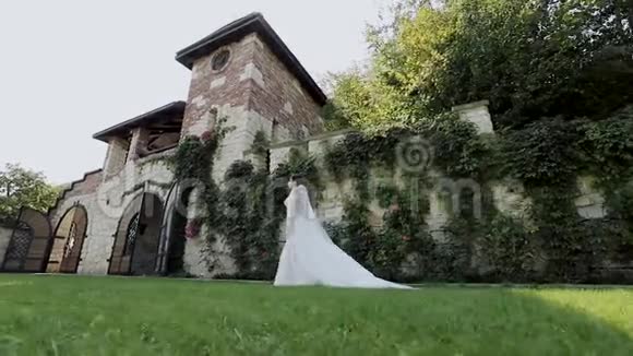 美丽的新娘身着华丽的婚纱微笑着视频的预览图