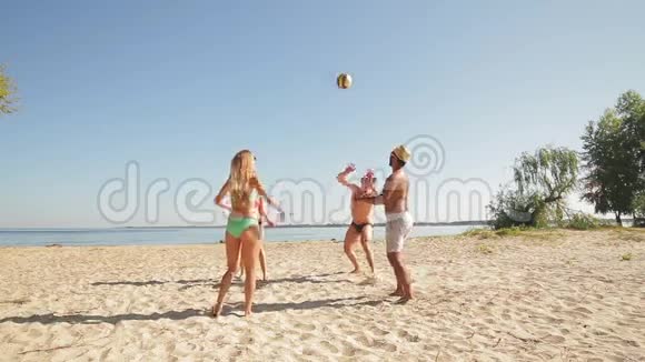 度假者在海滩上打排球视频的预览图