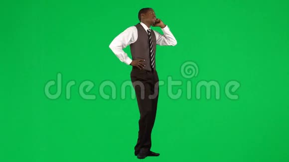 美国黑人商人在绿色屏幕上打电话视频的预览图