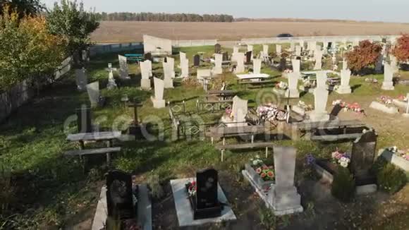 从空中俯瞰墓地视频的预览图