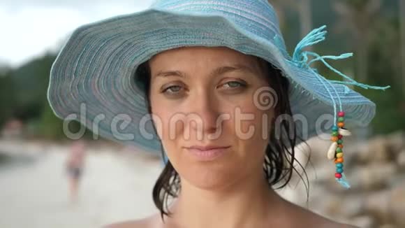 蓝色太阳帽里可爱的女人视频的预览图
