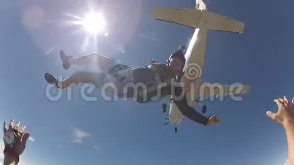 灾难跳伞者玩得很开心视频的预览图