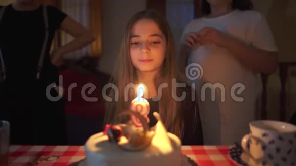 一个女孩生日视频的预览图