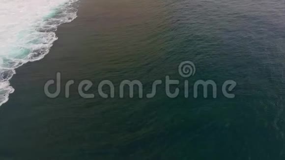 大海的俯视海浪视频的预览图