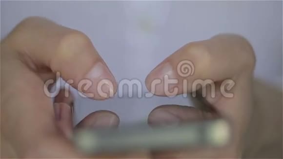 合上年轻女子白色连衣裙手指在智能手机上打字视频的预览图