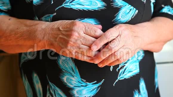 祖母或高级妇女的手视频的预览图