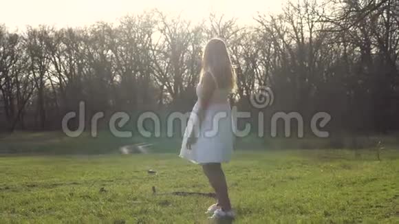 女人在草地上跳舞视频的预览图
