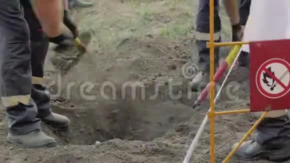工人挖坑视频的预览图