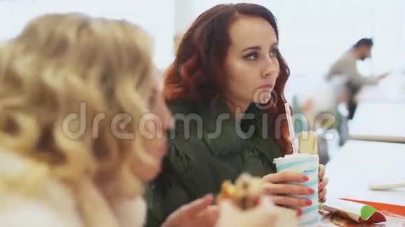 两个女人在吃垃圾食品视频的预览图
