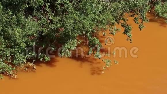 矿后的橙色河流视频的预览图
