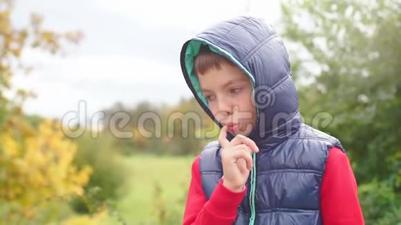 一个戴着坏牙的男孩视频的预览图