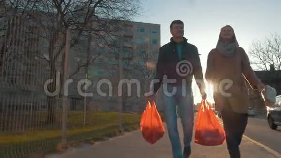 男人和女人购物后回家视频的预览图