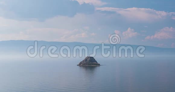贝加尔湖上的岛屿视频的预览图