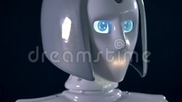 一个女机器人有蓝色的数字眼睛和闪烁的嘴线4K视频的预览图